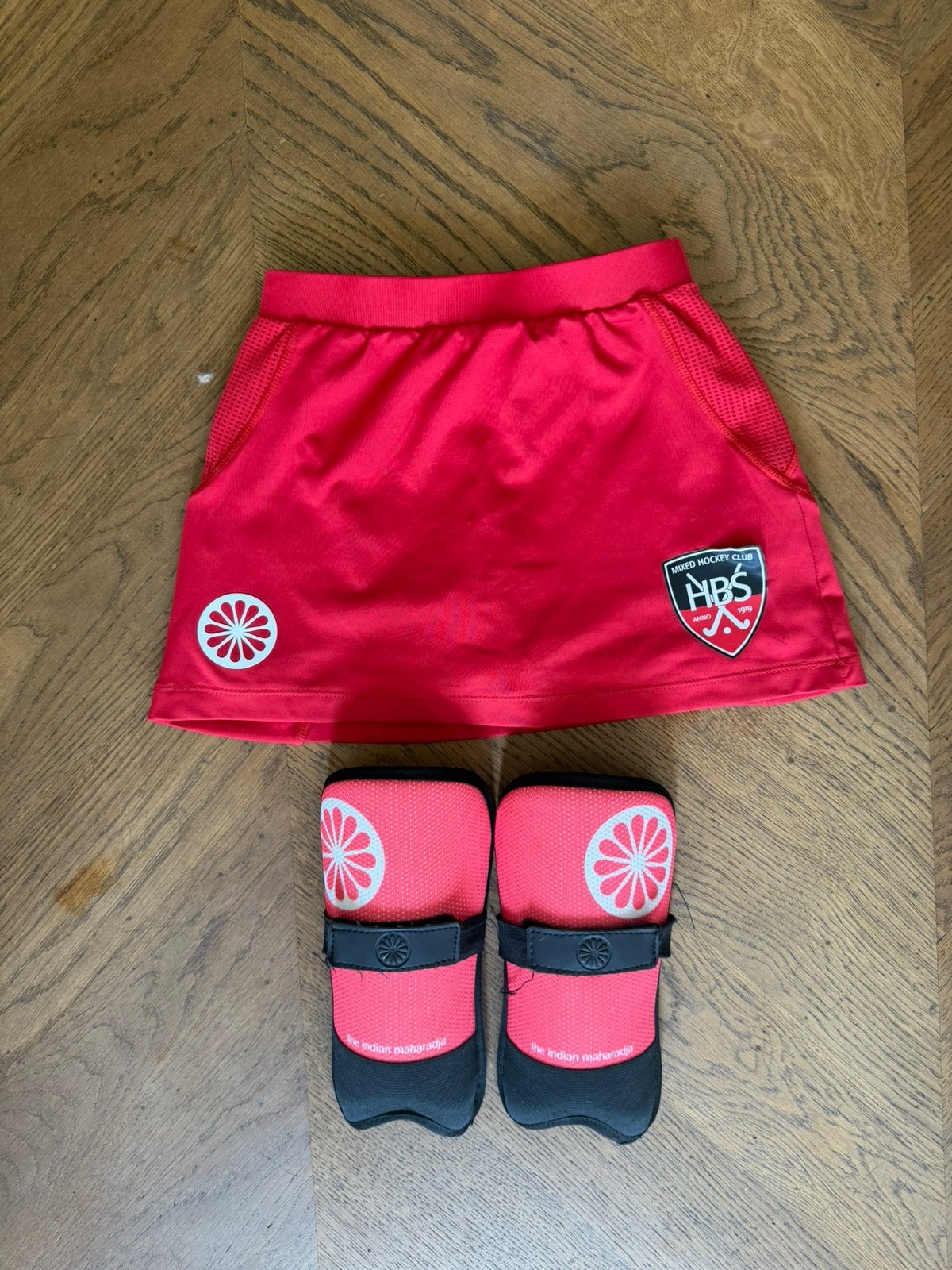 HBS meisjes hockey rokje 128 xxs scheenbeschermers, Ophalen of Verzenden, Zo goed als nieuw, Kleding