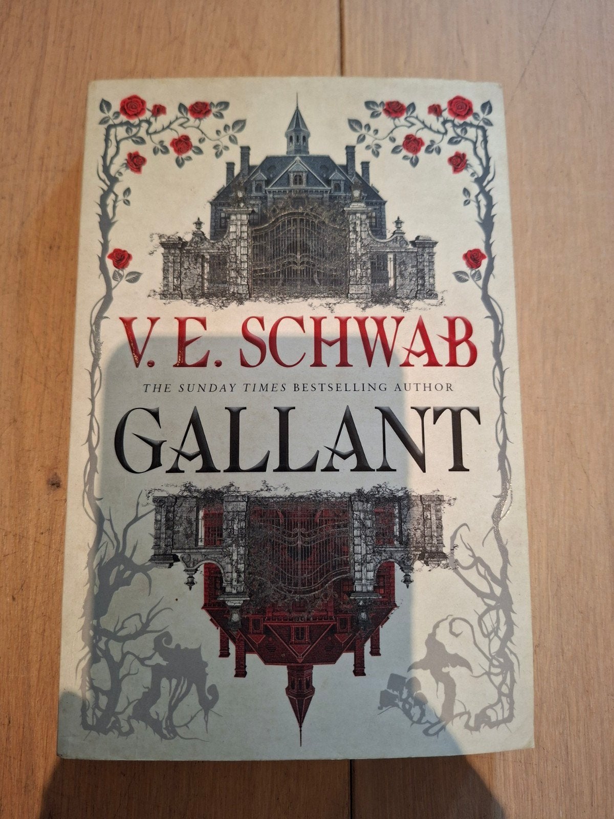 Gallant - V.E. Schwab (Engels), Ophalen of Verzenden, Zo goed als nieuw, V.E. Schwab