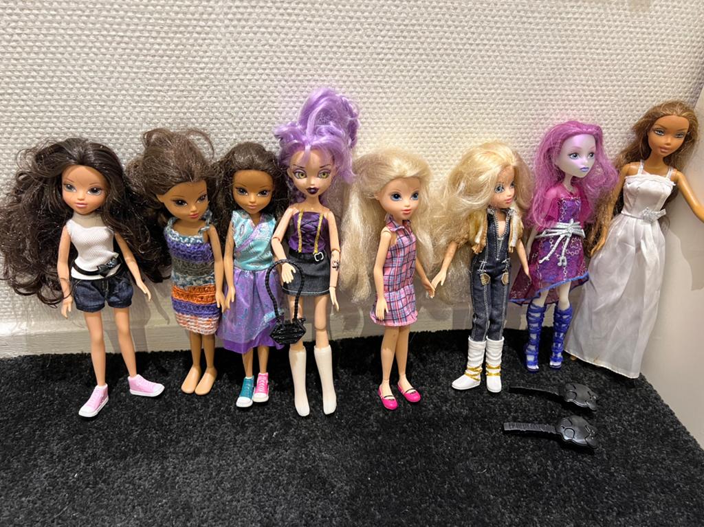 8 - poppen moxie Girlz, Bratz Bratzllaz, monster High,, Ophalen of Verzenden, Zo goed als nieuw, Babypop