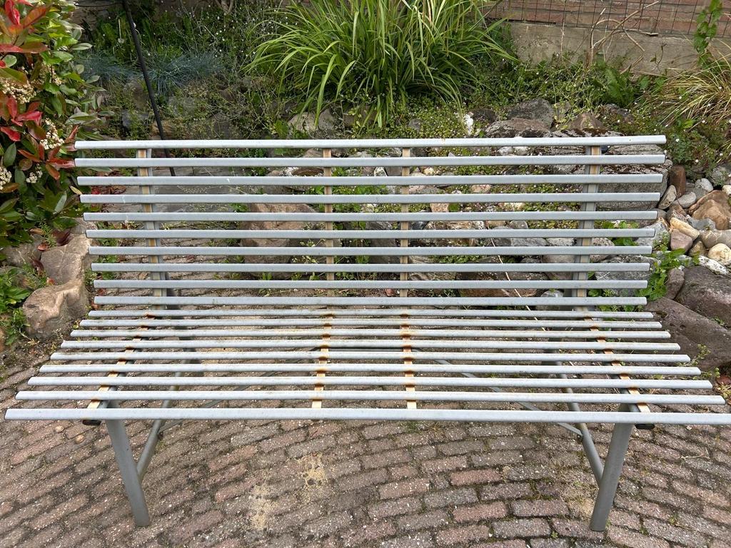 Metalen tuinbank met kussen, Ophalen, Zo goed als nieuw, Metaal