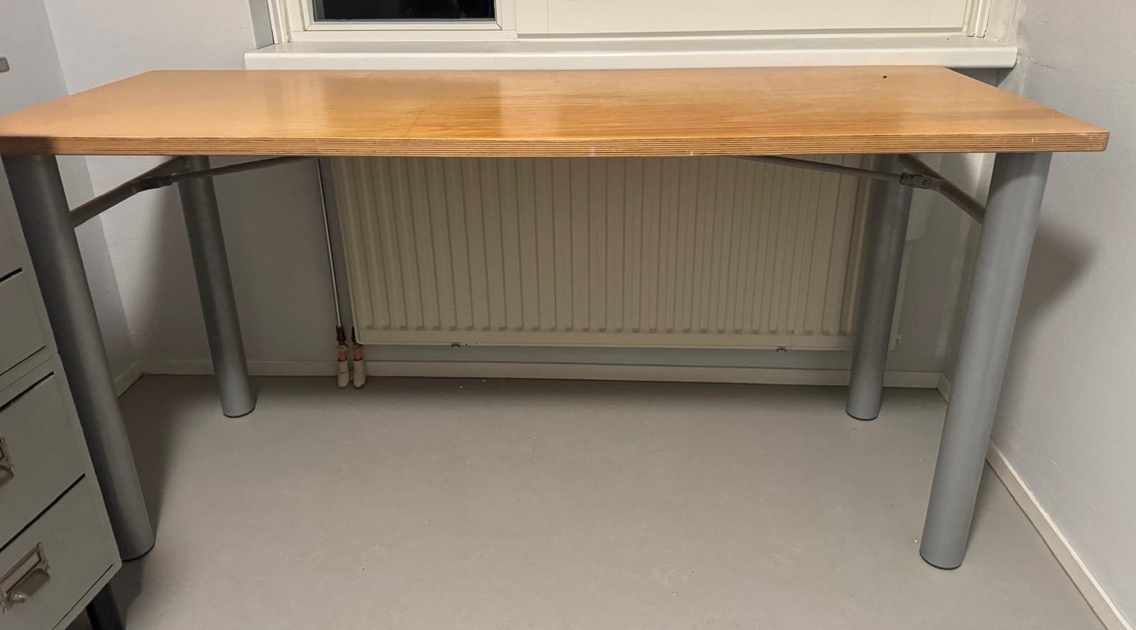 Stevig bureau met houten blad en metalen poten, Huis en Inrichting, Bureaus, Ophalen, Gebruikt, Hout, Bruin