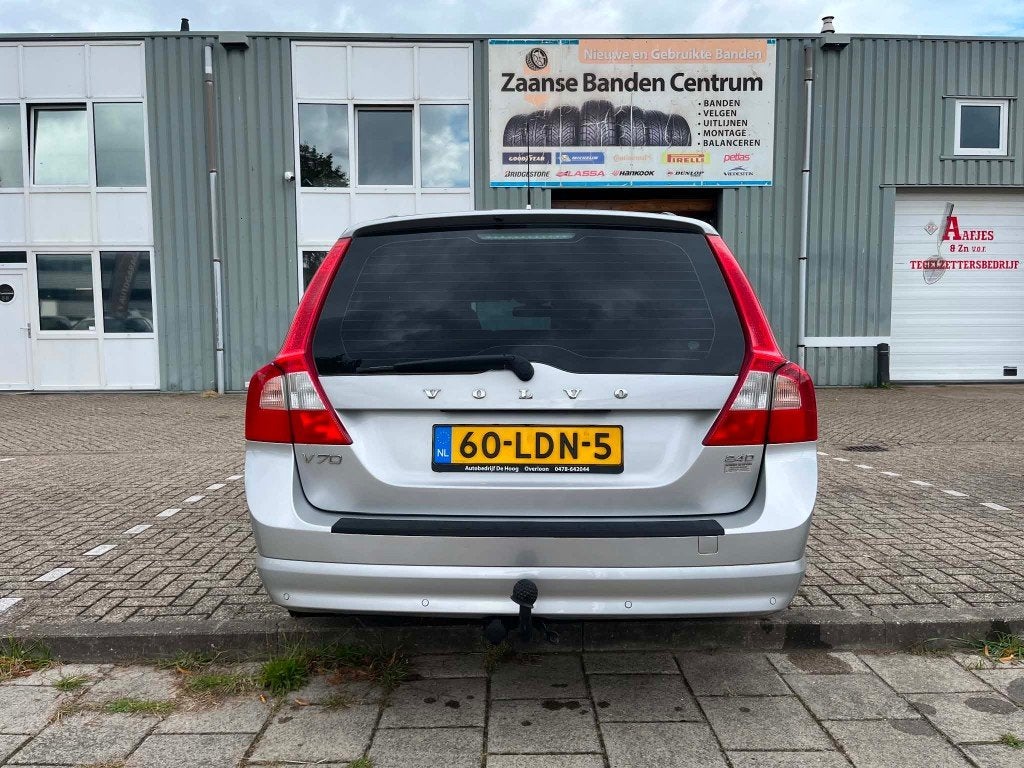VOLVO V70 2.4D D5 175PK 2010 AUTOMAAT NIEUWE APK, Auto's, Euro 5, 15 km/l, 1800 kg, Zwart