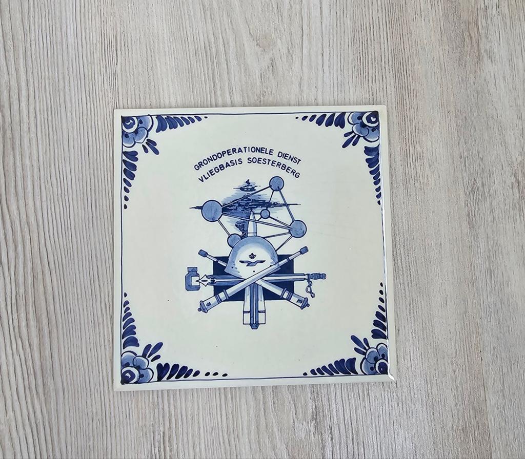 Tegeltje vliegbasis Soesterberg, Verzamelen, Militaria | Algemeen, Ophalen of Verzenden, Luchtmacht, Nederland, Embleem of Badge