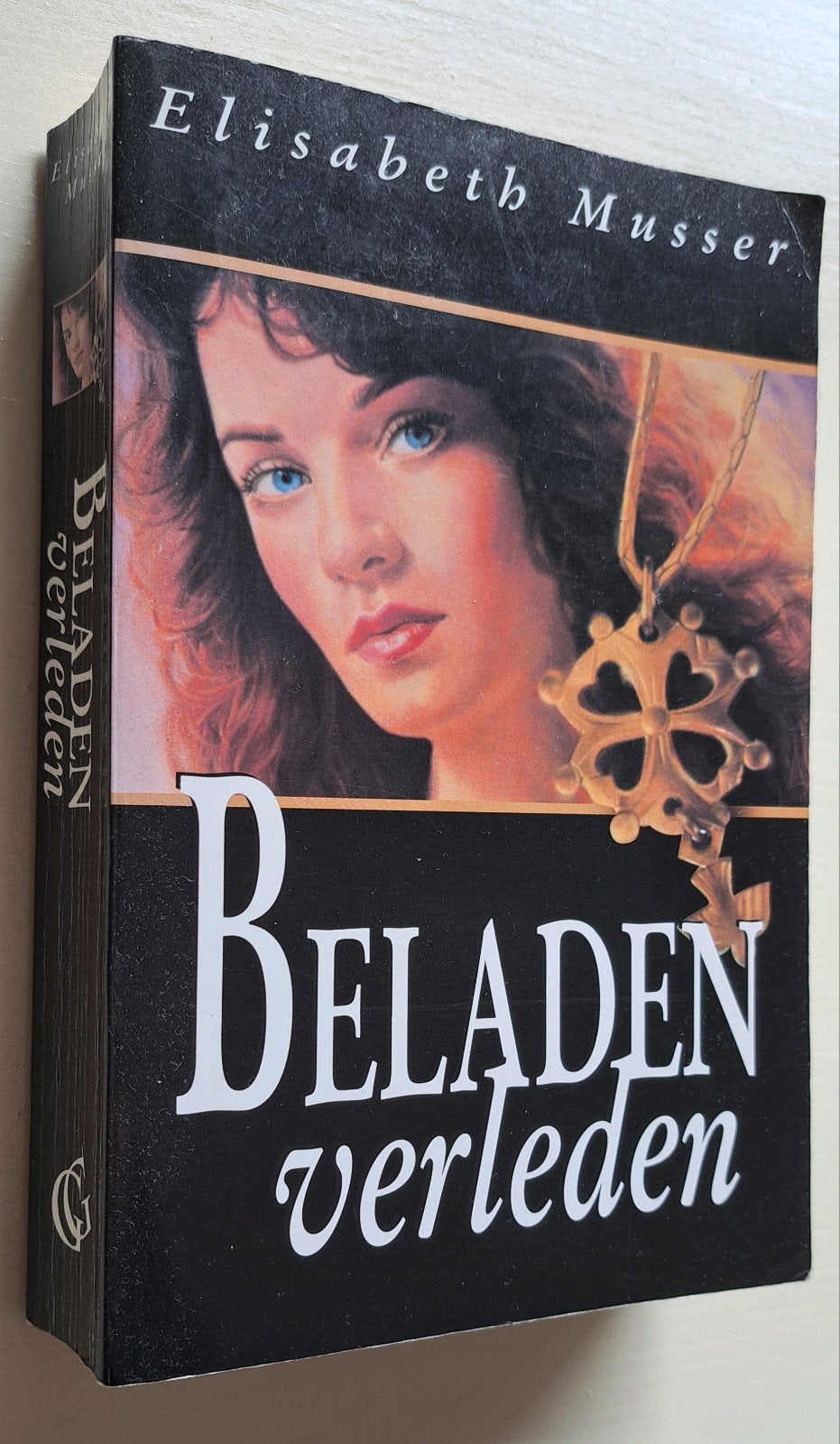 Beladen Verleden - Elisabeth Musser (Boek), Boeken, Ophalen of Verzenden, Gelezen, Elisabeth Musser, Nederland