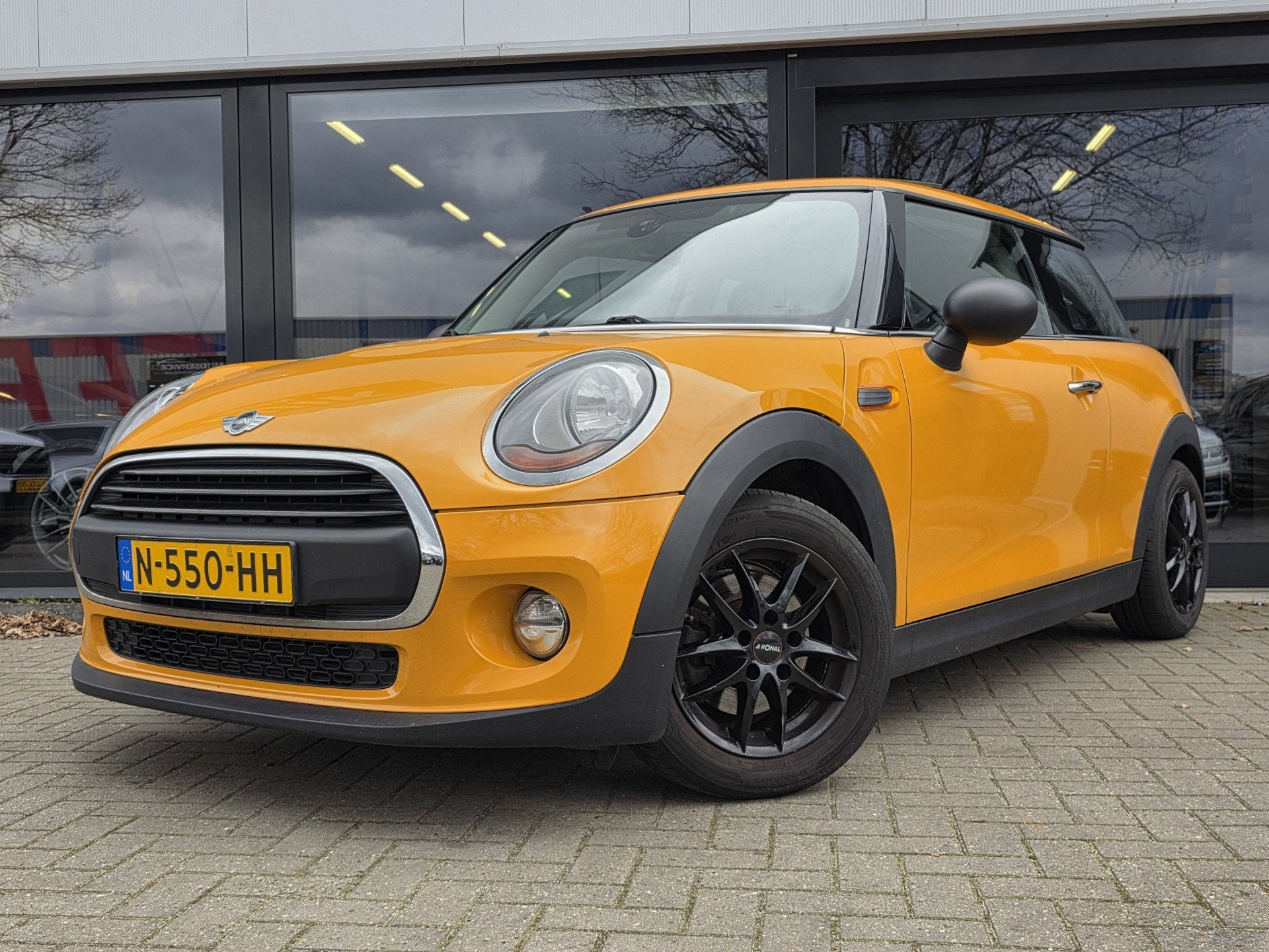 MINI Mini 1.2 One Business + PANO DAK + LM VELGEN + LEER + S, Voorwielaandrijving, Gebruikt, Overige kleuren, 4 stoelen