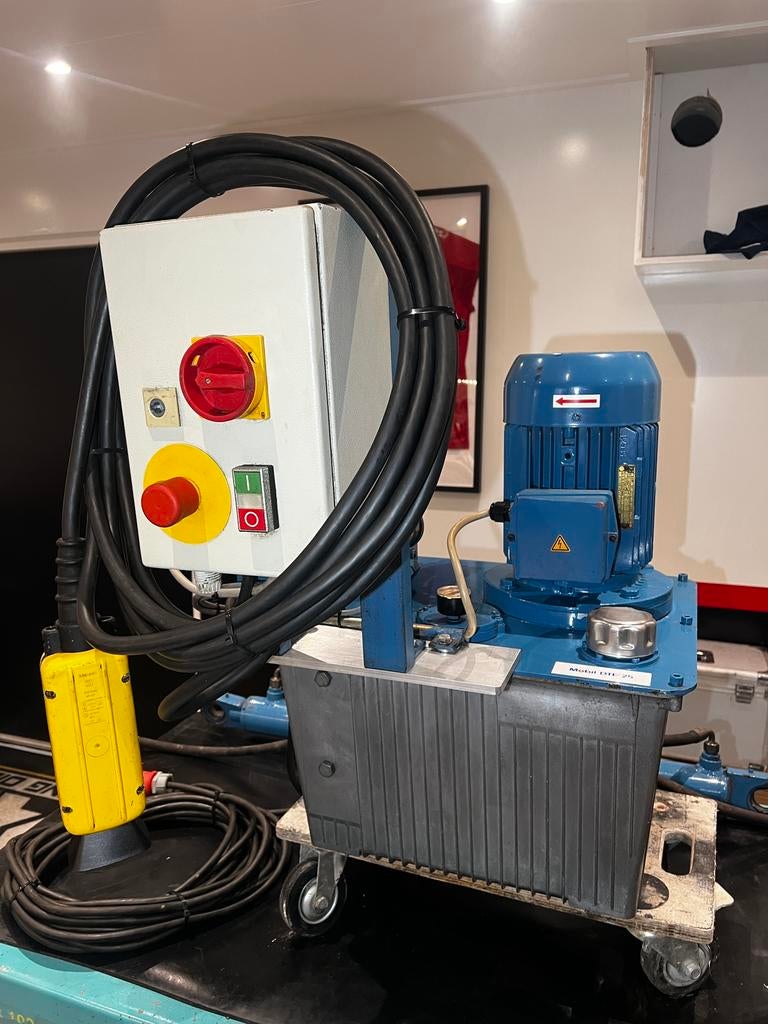 Hydrauliek unit met 2 cilinders, Ophalen, Zo goed als nieuw