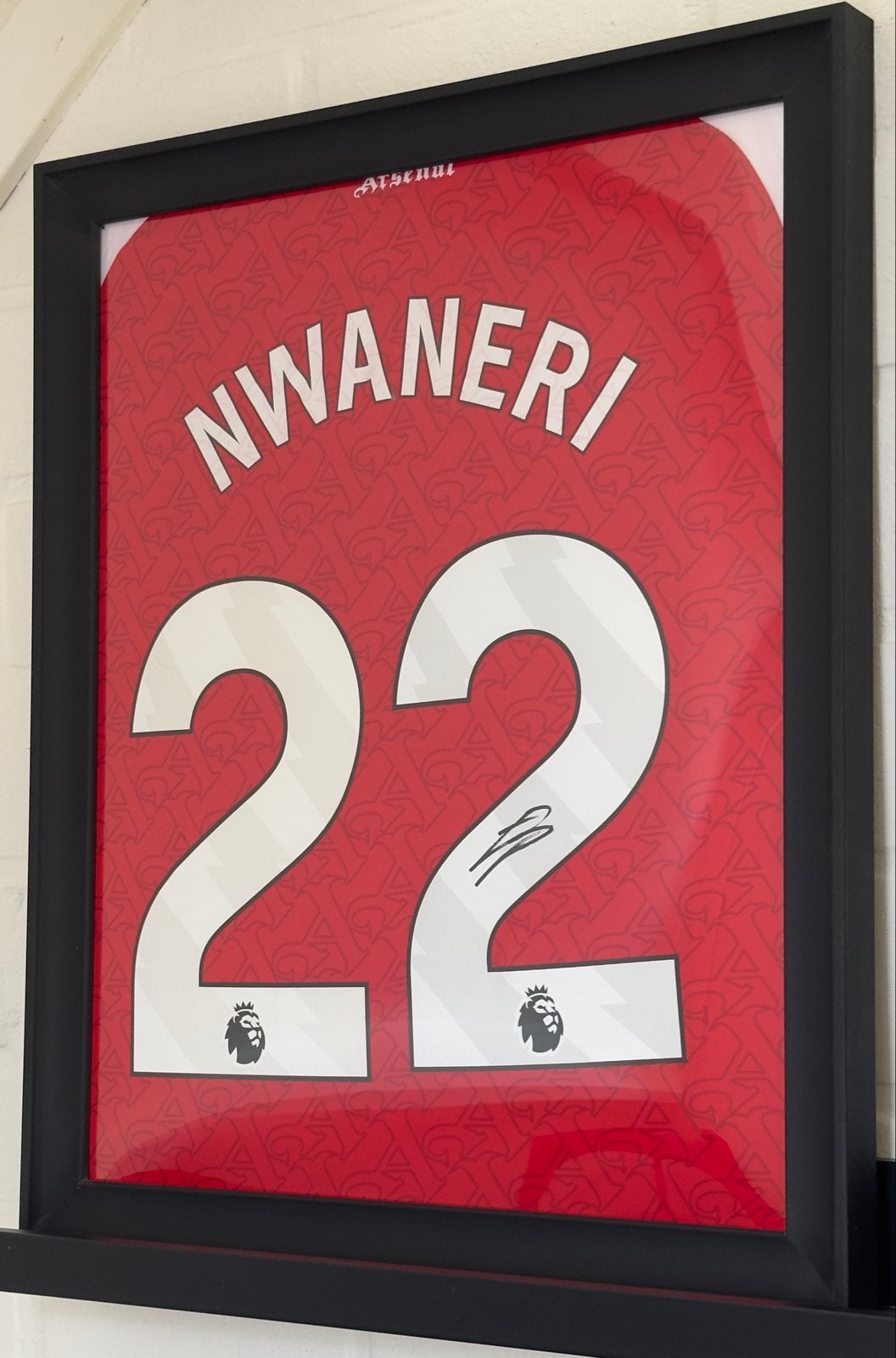 Ingelijst gesigneerd Arsenal Nwaneri 22 shirt met videobewij, Ophalen of Verzenden, Zo goed als nieuw, Buitenlandse clubs, Shirt