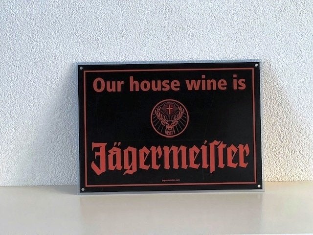 Jagermeister bord Our house wine is Jagermeister, Verzamelen, Merken en Reclamevoorwerpen, Verzenden, Nieuw, Reclamebord