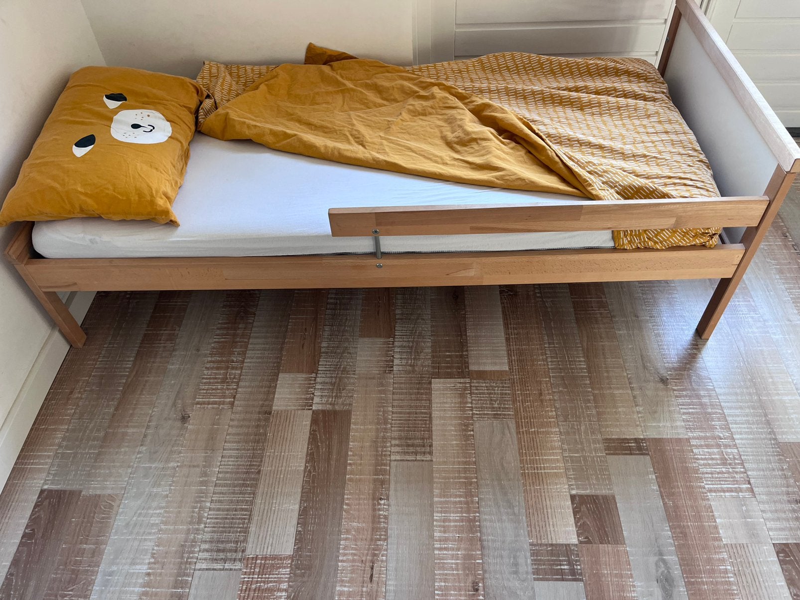 Peuter bed 160 x 70, verhoging aan zijkant, Huis en Inrichting, Ophalen, Gebruikt, Wit, 190 cm of minder