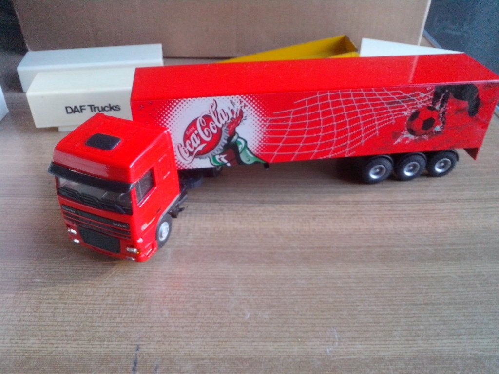 DAF 95XF Space Cab Coca Cola - voetbal op Lion Toys trailer, Ophalen of Verzenden, Nieuw, Bus of Vrachtwagen, Lion Toys