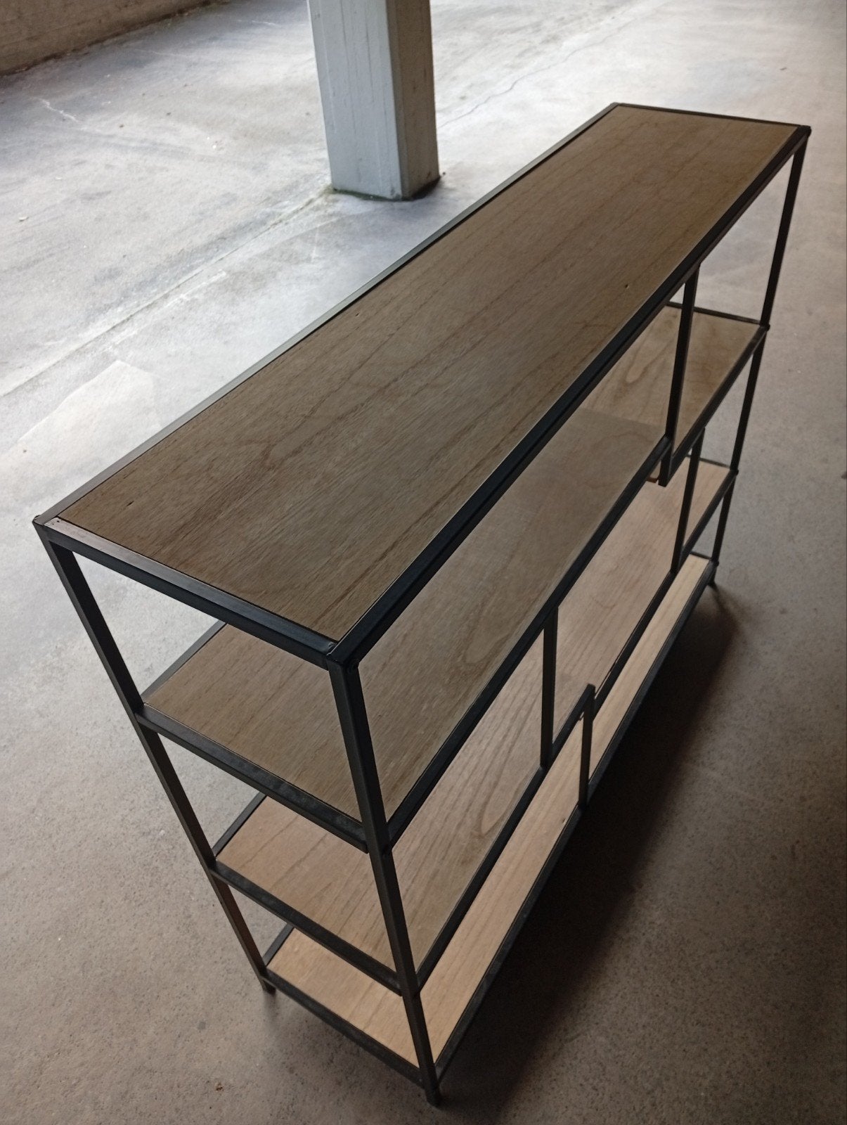 Xenos Zwart ijzeren vakkenkast met eikenhouten planken, Met plank(en), 100 tot 150 cm, Zo goed als nieuw, Minder dan 25 cm