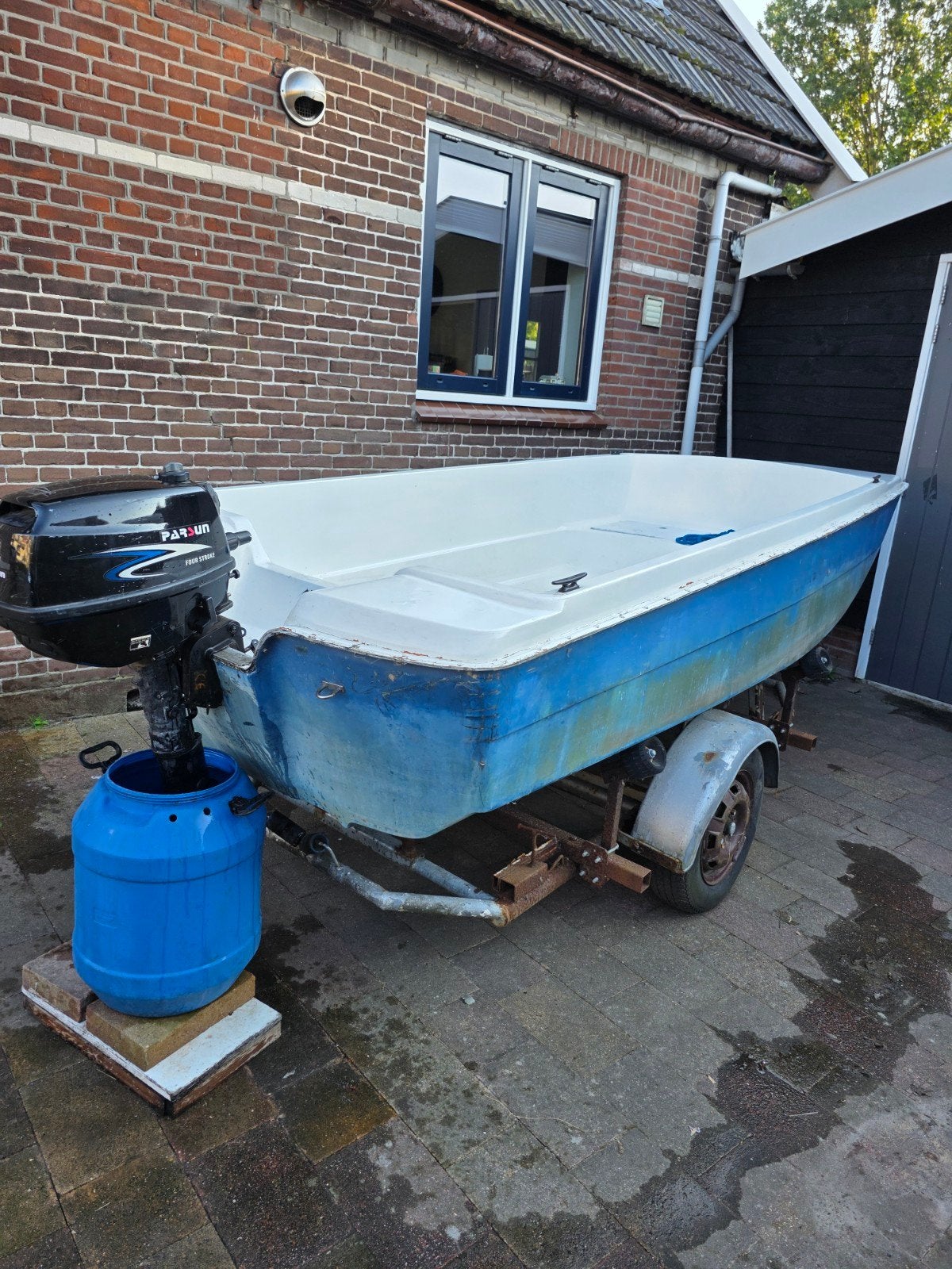 Kleine polyester boot met buitenboordmotor en trailer, Watersport en Boten, Motorboten en Motorjachten, Overige merken, Gebruikt
