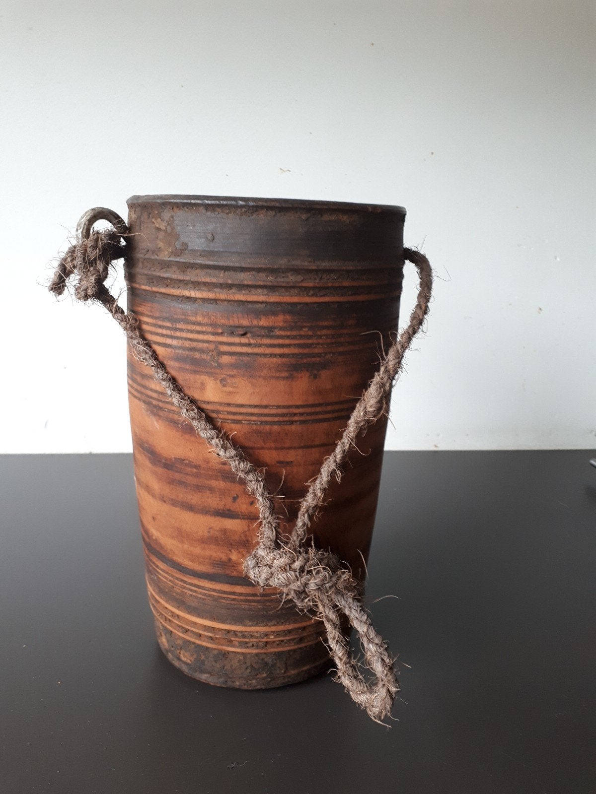 Nepalese oude houten pot kruik met touw robuust, Ophalen of Verzenden