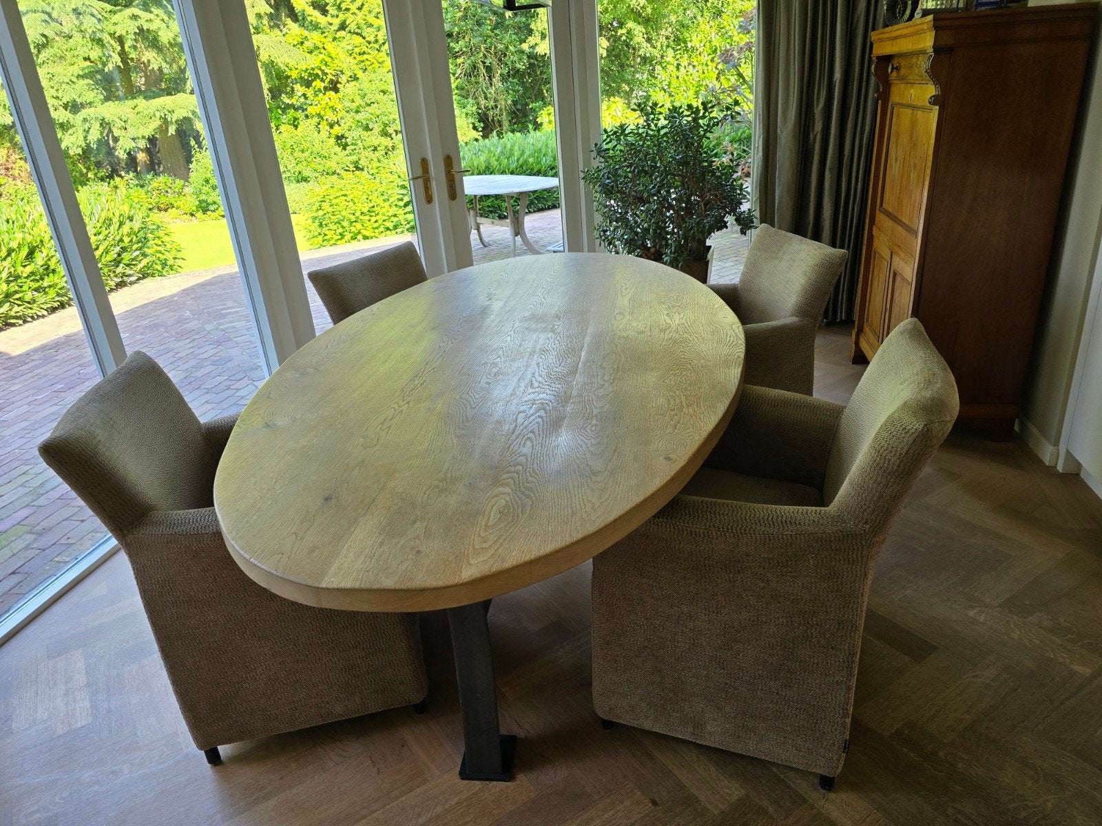 Ovale eettafel met metalen poot en 4 stoelen, Ophalen, Gebruikt, 100 tot 150 cm, Modern landelijk