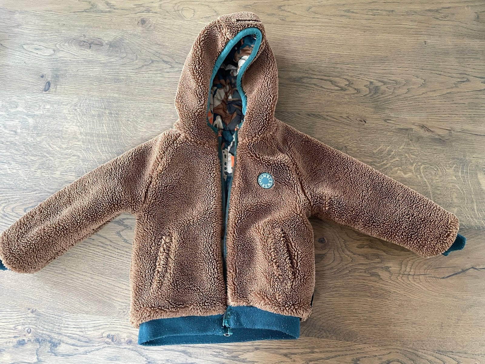 Omkeerbaar jasje jongen - bruin teddy en camouflage, Kinderen en Baby's, Babykleding | Maat 86, Ophalen of Verzenden, Gebruikt