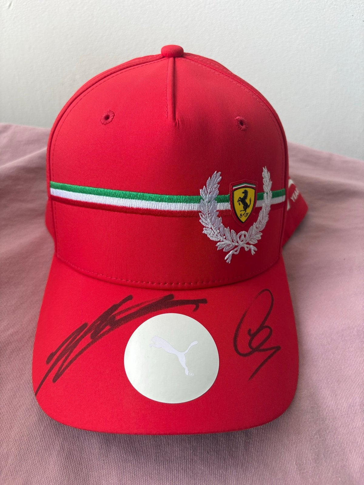 Ferrari Puma Cap gesigneerd door Hamilton & Leclerc + bewijs, Ophalen, Nieuw, Formule 1