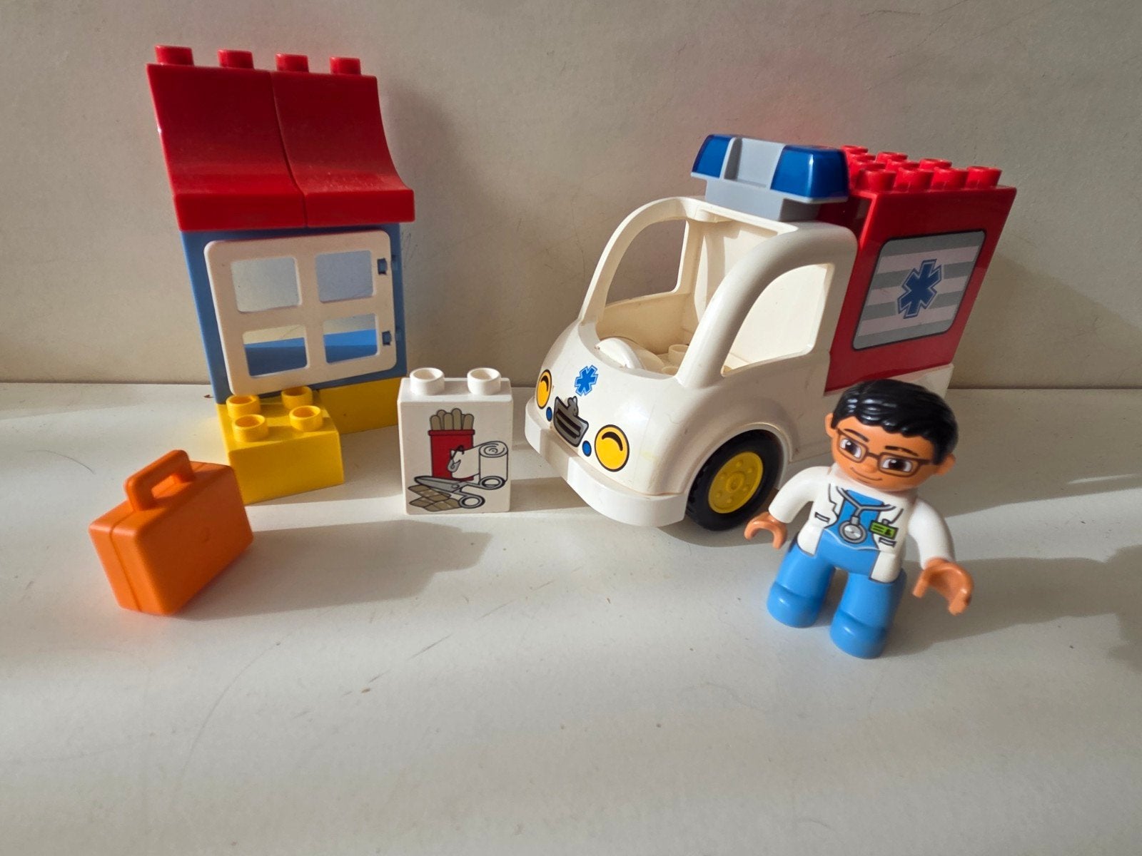 Lego Duplo 10527 Ambulance - Compleet met dokter en huisje, Ophalen of Verzenden, Zo goed als nieuw, Overige merken