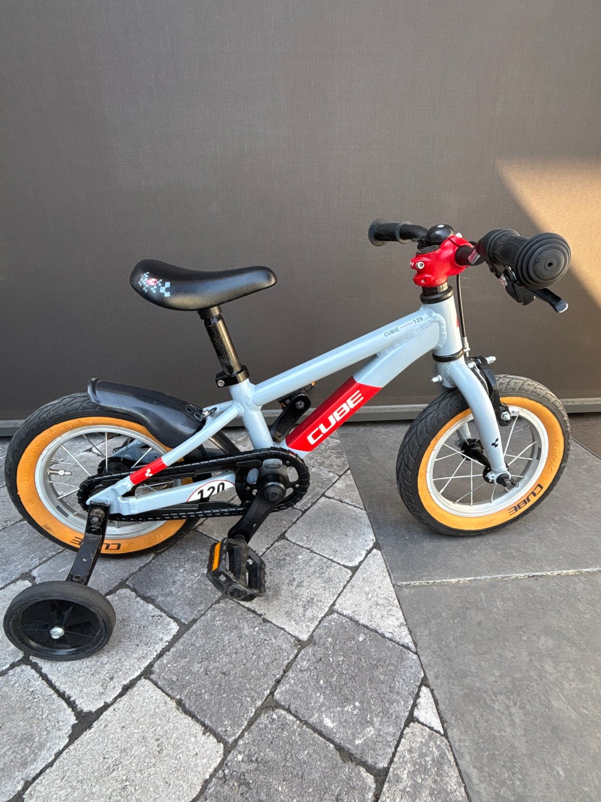 Cube 120 Kinderfiets met zijwieltjes - Zo goed als nieuw, Fietsen en Brommers, Ophalen, Zijwieltjes, 16 tot 20 inch, Velgrem