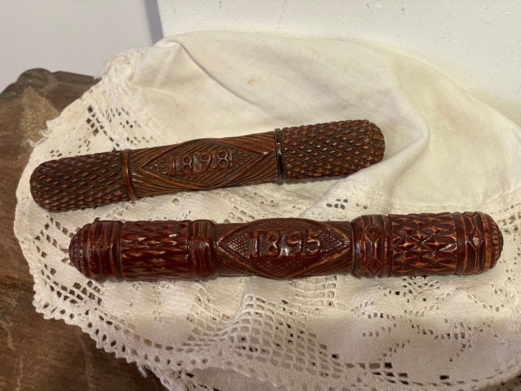 naaldenkoker 2 x  gedateerd hout naaigerei volkskunst, Ophalen of Verzenden