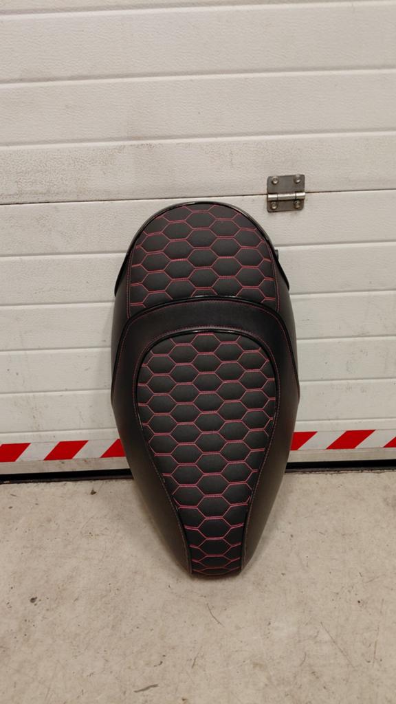 Piaggio zip custum zadel roze stiksels, Fietsen en Brommers, Brommeronderdelen | Scooters, Ophalen of Verzenden