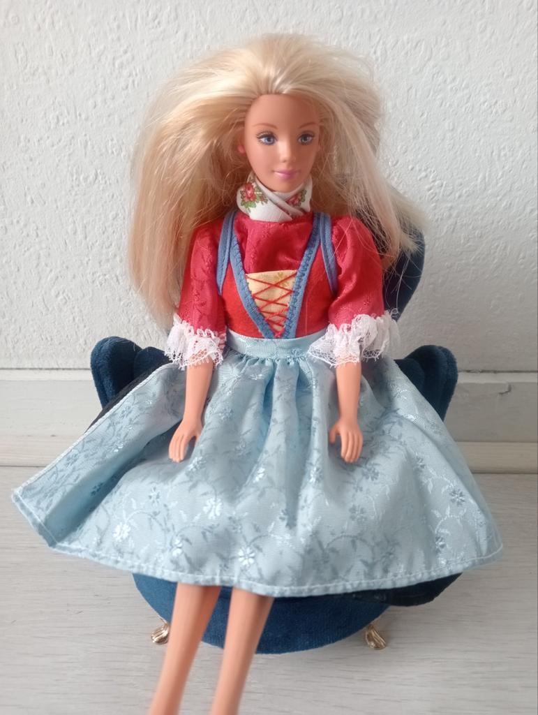Barbie in Oostenrijkse klederdracht, Ophalen of Verzenden, Gebruikt, Pop