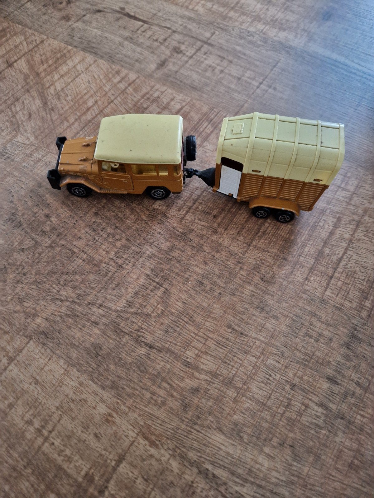 Toyota Land Cruiser met paardentrailer 1:36
1:36, Ophalen of Verzenden, Gebruikt, Auto