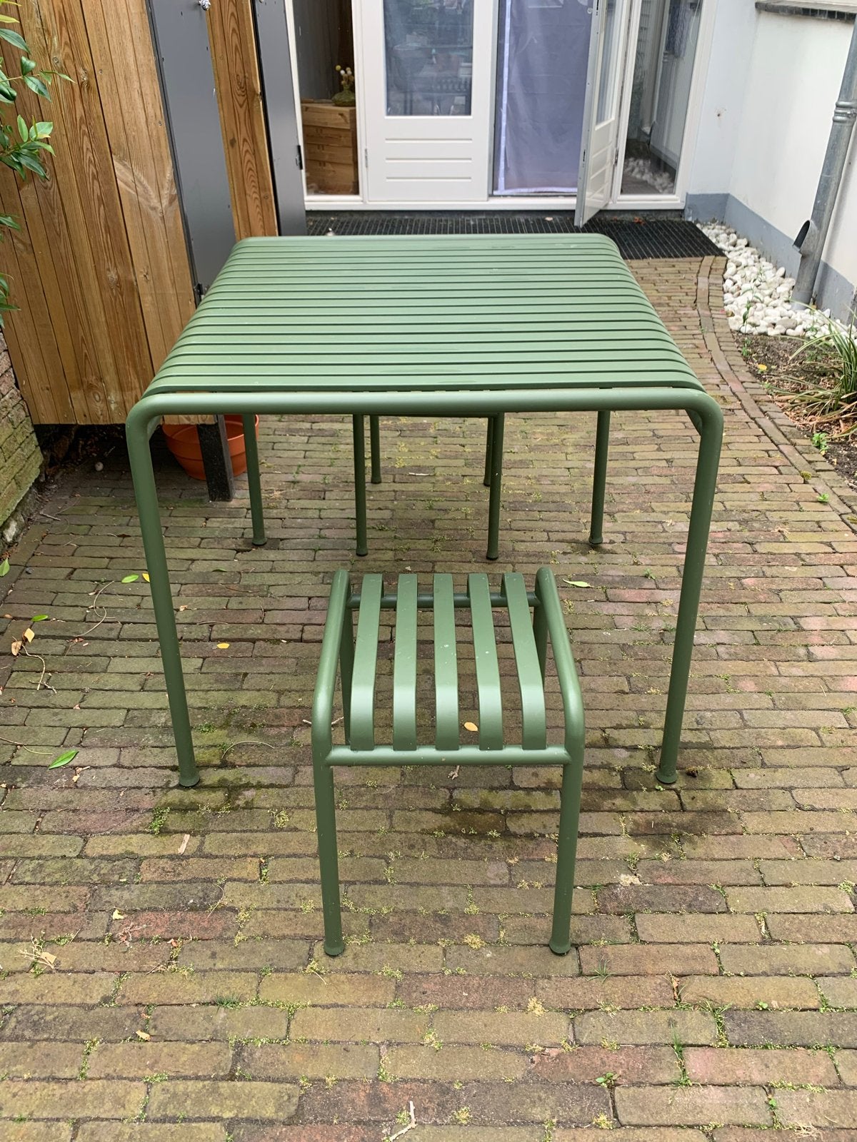 HAY Palissade Tuin Eettafel met 2 Krukjes - Olijfgroen, Tuin en Terras, Ophalen, Zo goed als nieuw, Rechthoekig, Metaal
