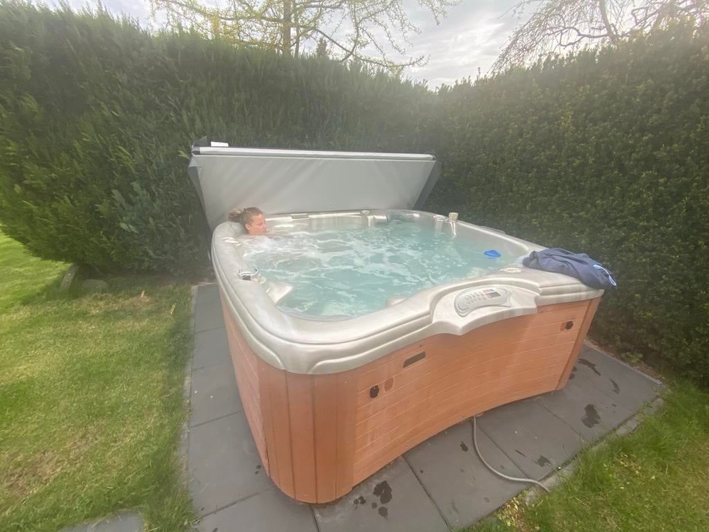 Luxe Jacuzzi met Afdekzeil en Pomp, Ophalen, Gebruikt, Afdekzeil, Vast