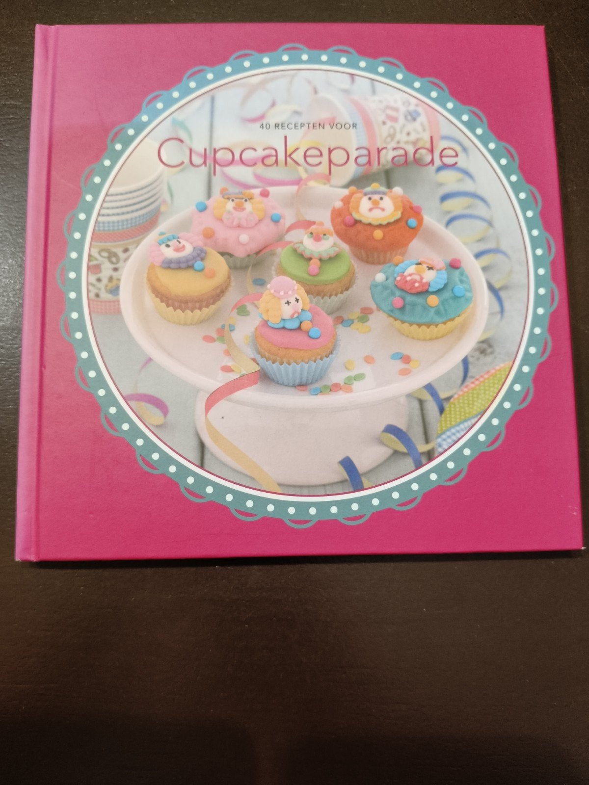 Boek cupcakeparade, Boeken, Ophalen of Verzenden, Zo goed als nieuw, Taart, Gebak en Desserts