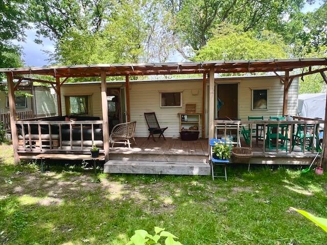 Fijne stacaravan met veranda en Camping Bakkum.