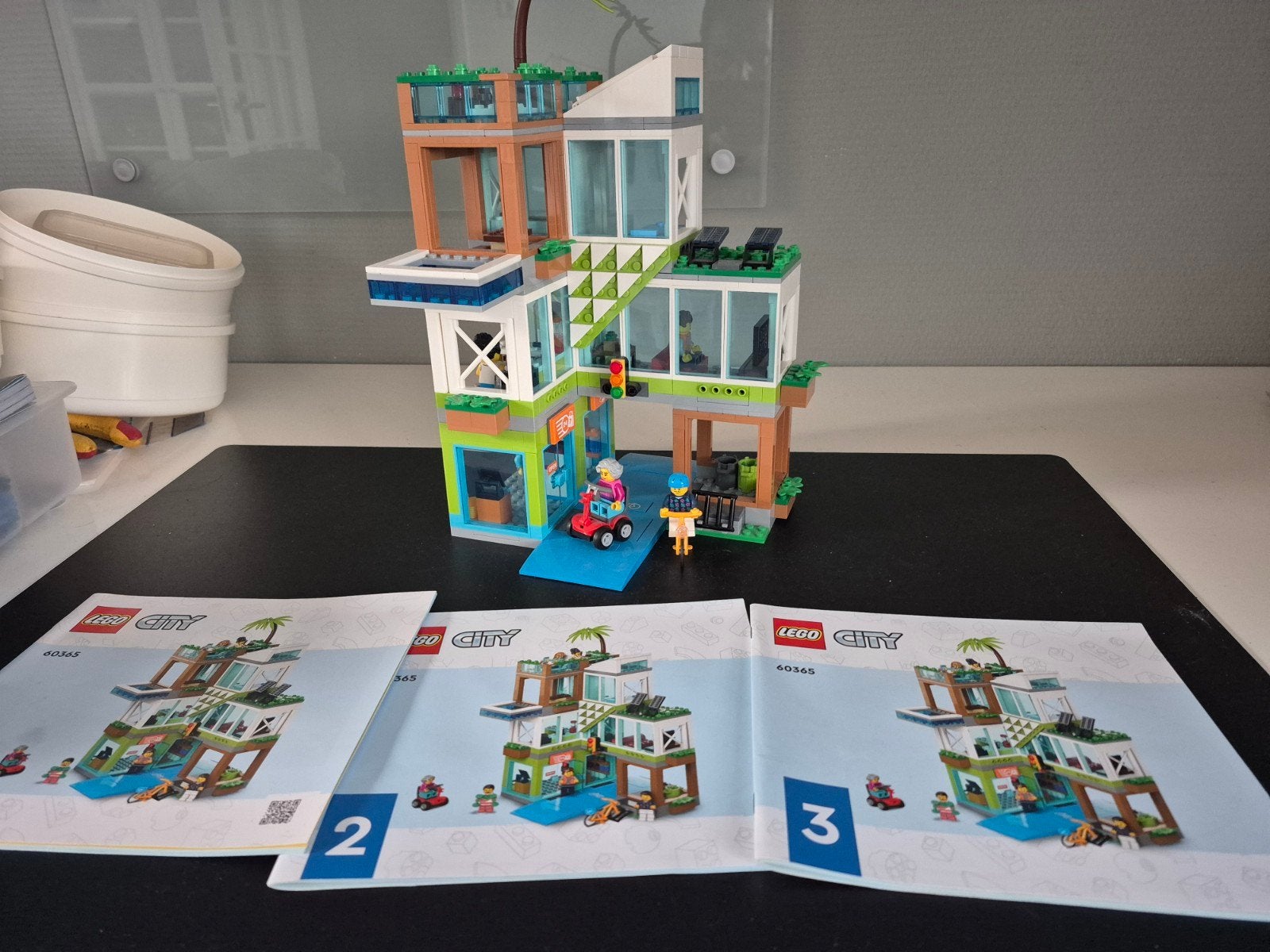 Lego City Appartementsgebouw (60365) met instructies, City, Lego, Ophalen of Verzenden, Zo goed als nieuw