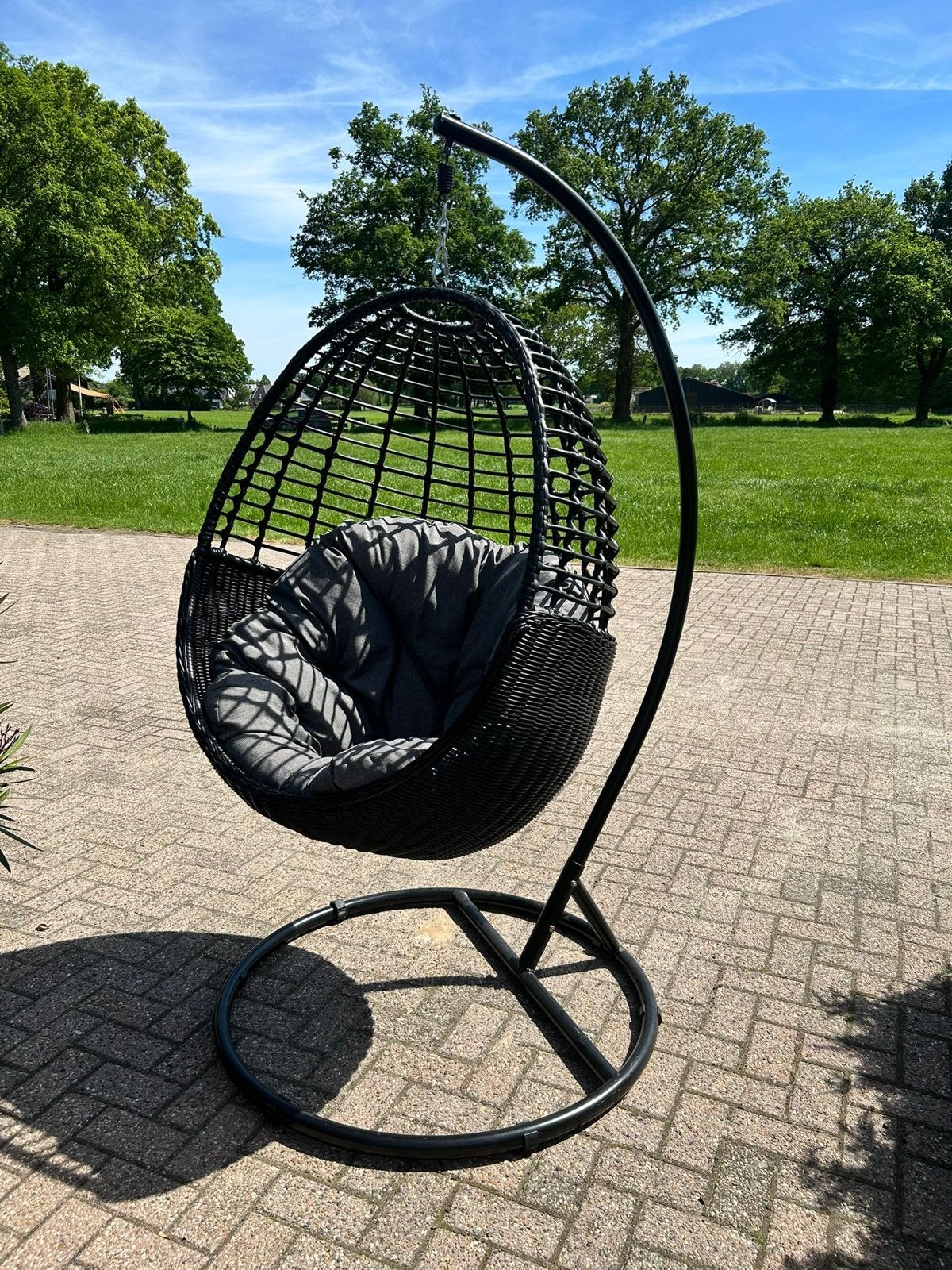 Manifesto Furniture Hangstoel Zwart met Kussen, Ophalen, Nieuw, Wicker