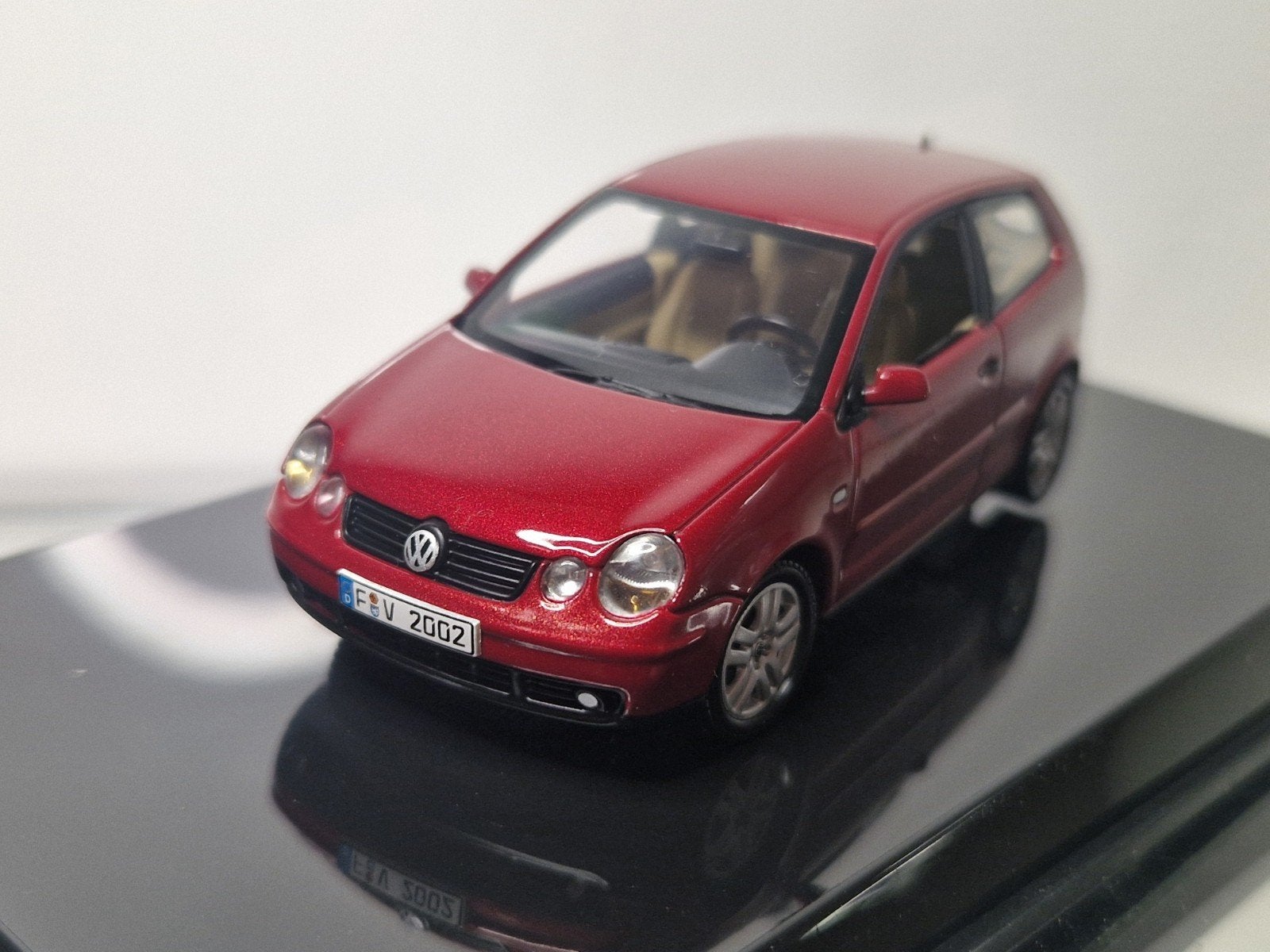AutoArt Volkswagen Polo 2002 1:43 - Rood, Ophalen of Verzenden, Zo goed als nieuw, Auto, Overige merken