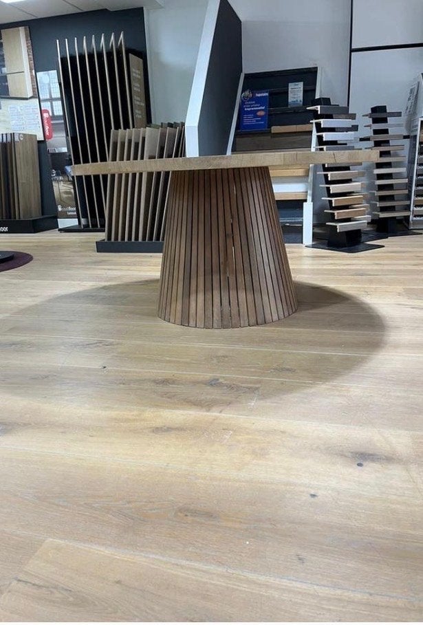 Nieuwe eettafel Ø140 cm met hippe conische voet, 100 tot 150 cm, Rond, Nieuw, Ophalen of Verzenden