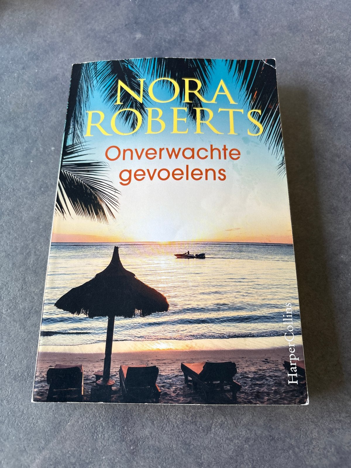 Nora Roberts - Onverwachte Gevoelens (Roman), Ophalen of Verzenden, Zo goed als nieuw, Nederland