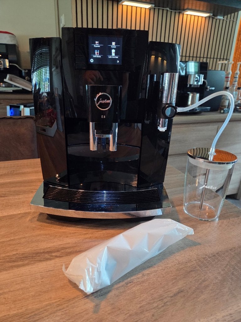Jura E8 EB Piano Black (2022) | Slechts 7.077 bereidingen!, Witgoed en Apparatuur, Jura, 10 kopjes of meer, Koffiemachine, Ophalen of Verzenden