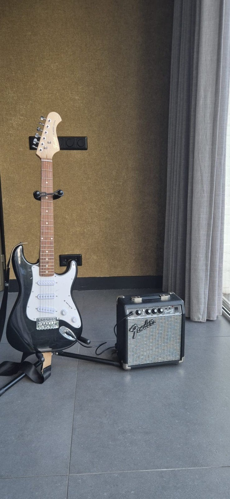3/4 elektrische gitaar met versterker en hoes (fazley), Met versterker, Zo goed als nieuw, Solid body, Ophalen