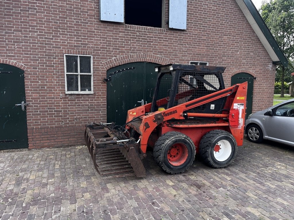 Thomas t173, schranklader met mestgrijper