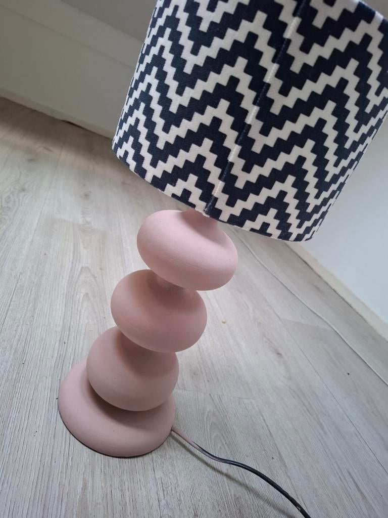 Roze tafellamp met zigzag kap, Ophalen, Stof, Gebruikt, Modern, Speels