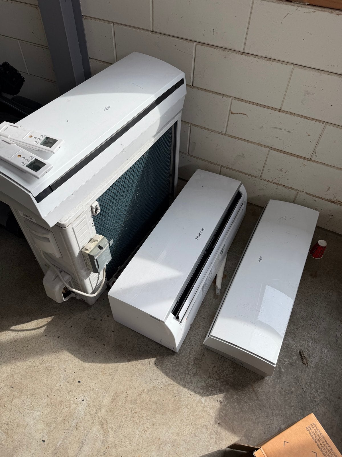 Airco buiten unit en 3 binnen units - Fujitsu en Hisense, Ophalen, Gebruikt, 3 snelheden of meer, Koelen en Ontvochtigen