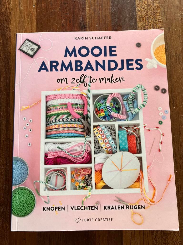 Mooie armbandjes om zelf te maken - Karin Schaefer, Ophalen of Verzenden, Gelezen, Overige onderwerpen, Geschikt voor kinderen