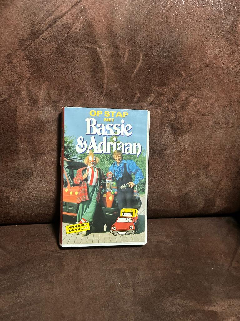 Bassie & Adriaan - Op stap met (VHS, 1990), Cd's en Dvd's, VHS | Kinderen en Jeugd, Alle leeftijden, Kinderprogramma's en -films