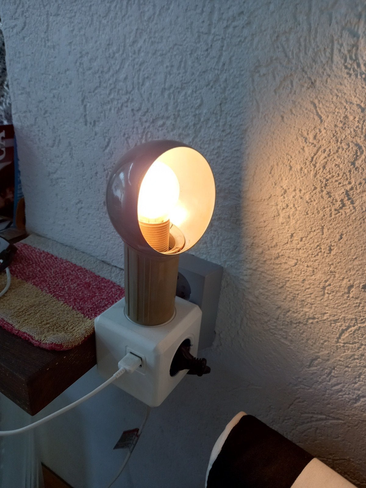 Vintage wandlampje of pottenkijker voor in stopcontact., Gebruikt, Grijs, Met schakelaar, Metaal