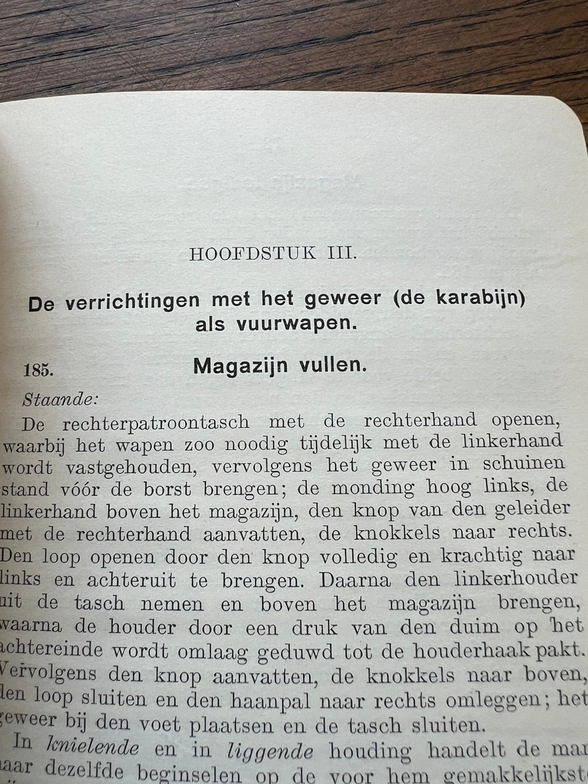 Nederlands mobilisatie voorschrift geweer parade bajonet, Verzamelen, Verzenden, Nederland, Embleem of Badge