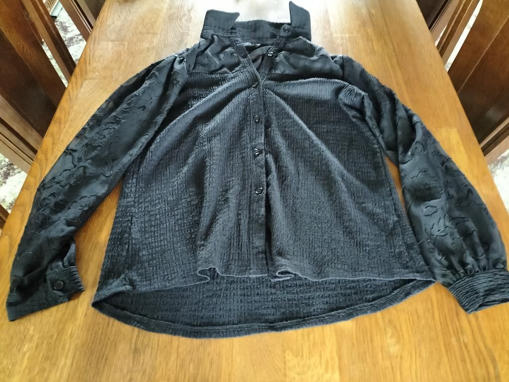 NIEUWSTAAT: DAMESBLOUSE MERK NEW COLLECTION MAAT M-L !, Maat 38/40 (M), Verzenden, Zwart, Zo goed als nieuw