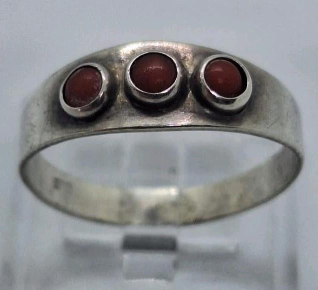 Zilveren ring met bloedkoraal - Maat 17.5, Gebruikt, Ophalen of Verzenden, 17 tot 18, Met edelsteen