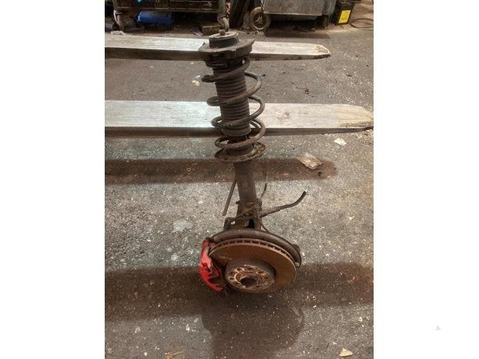 Schokdemperpoot links-voor van een Volkswagen Golf, Gebruikt, -, Volkswagen, -