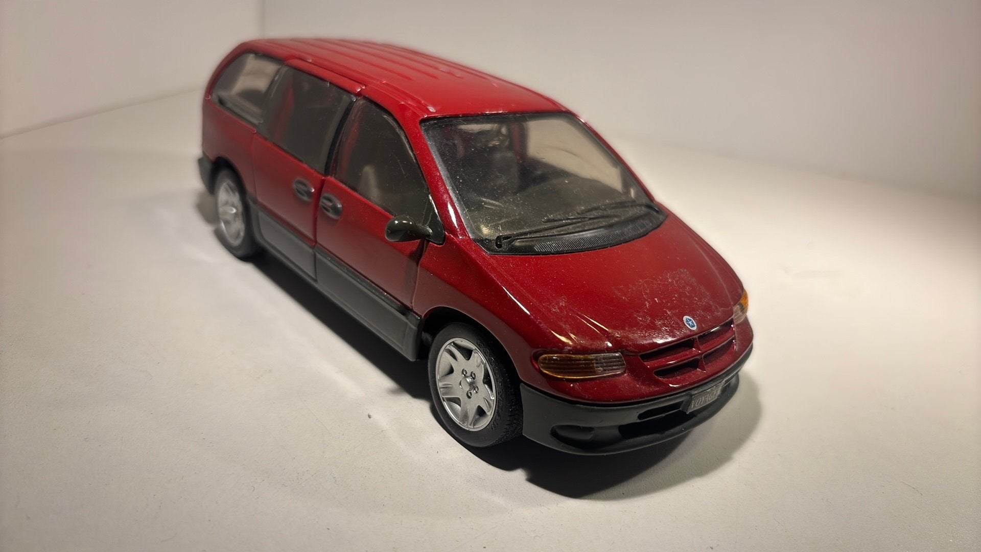 Dodge caravan red schade maisto 1.26