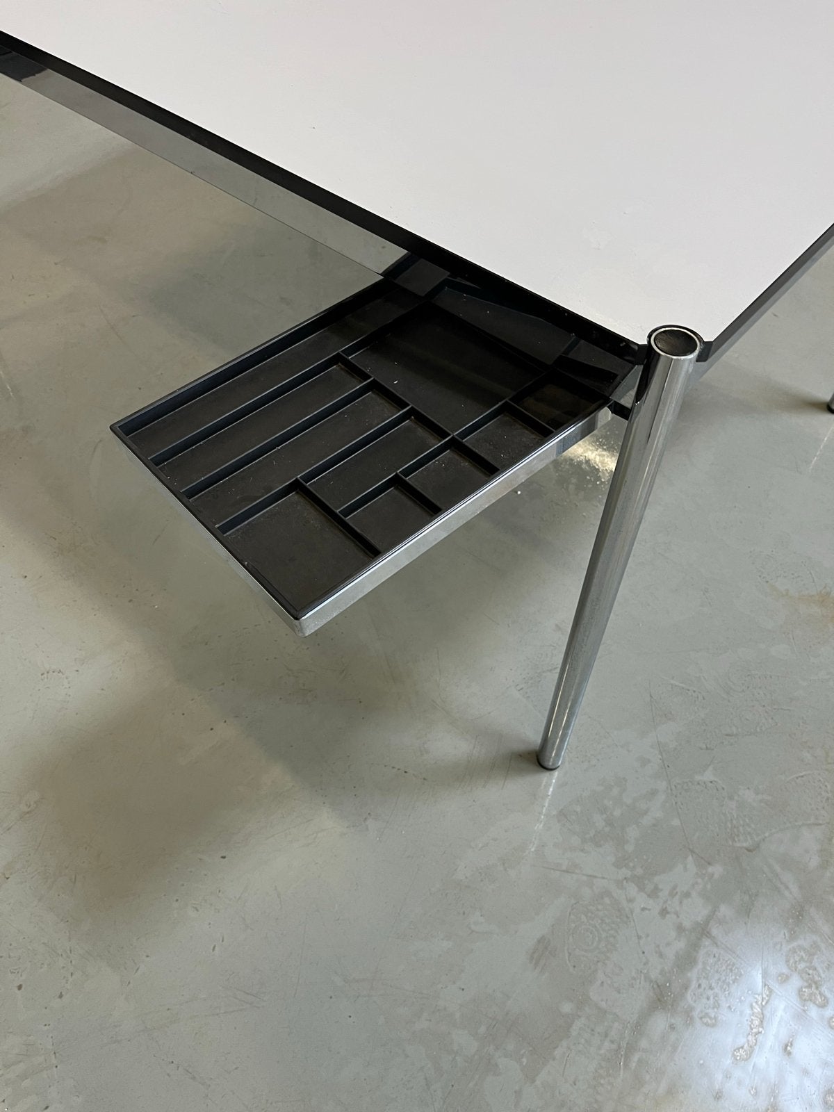 USM Haller Tafel - Wit met Chroom Onderstel 150x100, Huis en Inrichting, Tafels | Eettafels, Ophalen, Gebruikt, 100 tot 150 cm