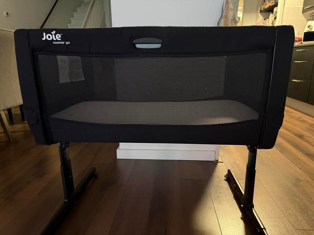 Joie Roomie Go Co-sleeper/Reisbedje Zwart, Kinderen en Baby's, Babywiegjes en Ledikanten, Ophalen, Zo goed als nieuw, Reisbedje
